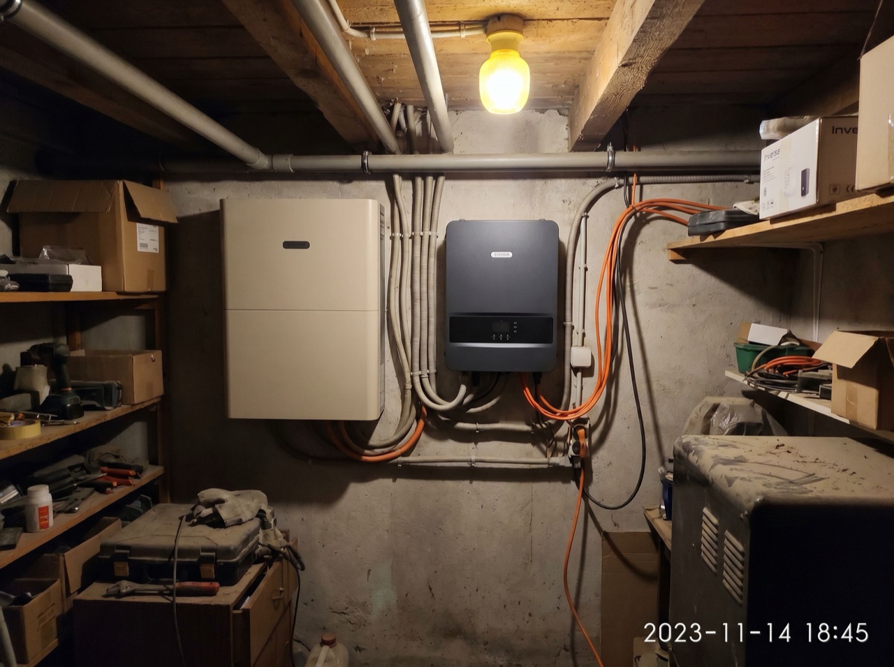 Magazyn energii z falownikiem hybrydowym i okablowaniem w pomieszczeniu technicznym